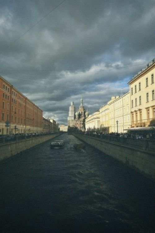 Düsterer Kanal in Sankt Petersburg mit der Blutkirche im Hintergrund