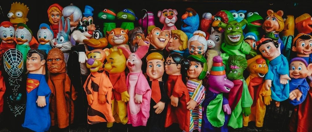 Bunte Reihe zahlreicher Cartoon- und Puppenfiguren als Nebenfigurenensemble